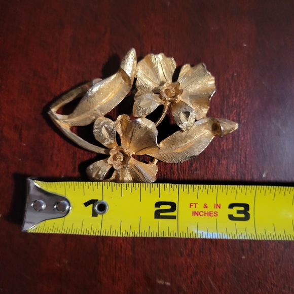 Vintage Cathe Signed Gold Tone Flower Leaf Brooch Repair Missing Pin - Picture 2 of 3